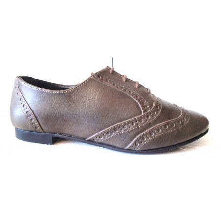 Flat leather shoe with laces in taupe color