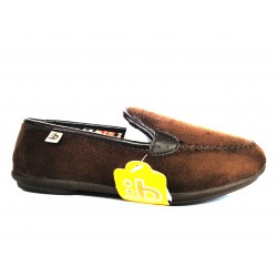 Closed Brown slippers