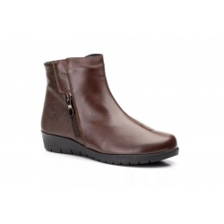 7740 Brown leather boots...