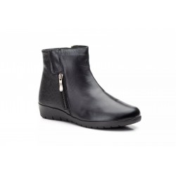 7740 Black leather boots...