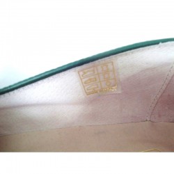 Zapato de piel negro plano con bordado hilo oro, interior de piel, suela de goma antideslizante