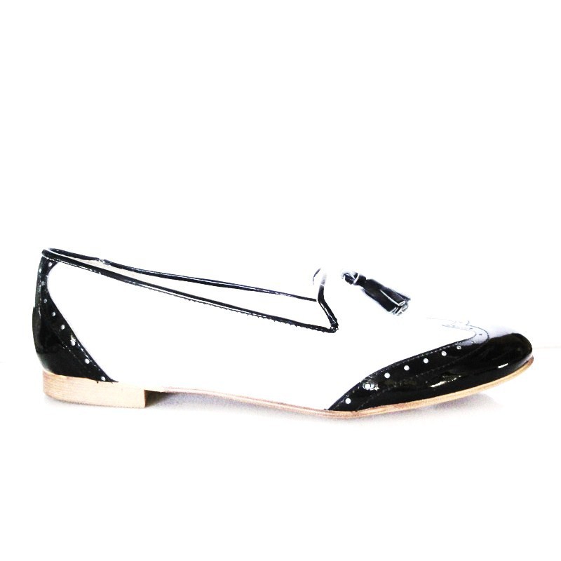 Zapato de piel de charol blanco y negro plano con borlas, interior en piel, suela de goma antideslizante
