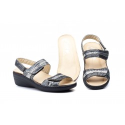 15050 Sandalia de piel platino y negro, plantilla confort y extraible, suela antideslizante