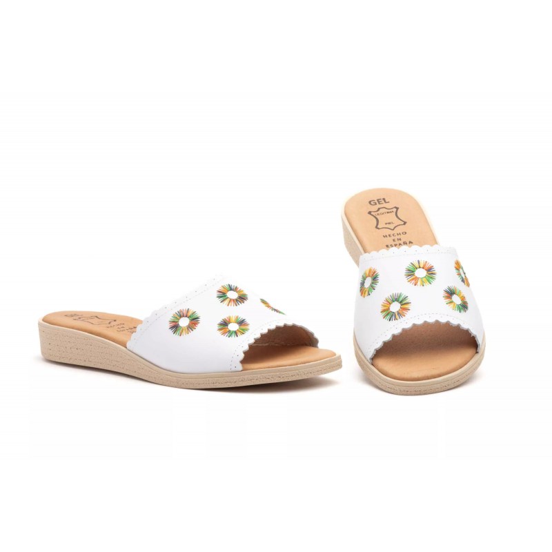 307 White and Black leather sandal, flat, rubber sole