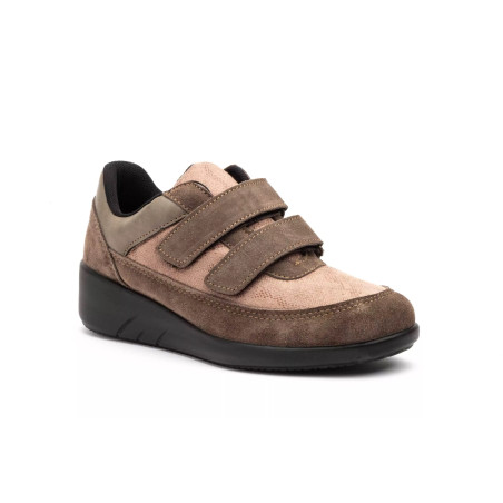 Sporty  shoe, wedge and flexible, velcro closure, rubber sole,  non-slip