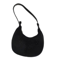 Bolso de bamara negro con adorno en el centro