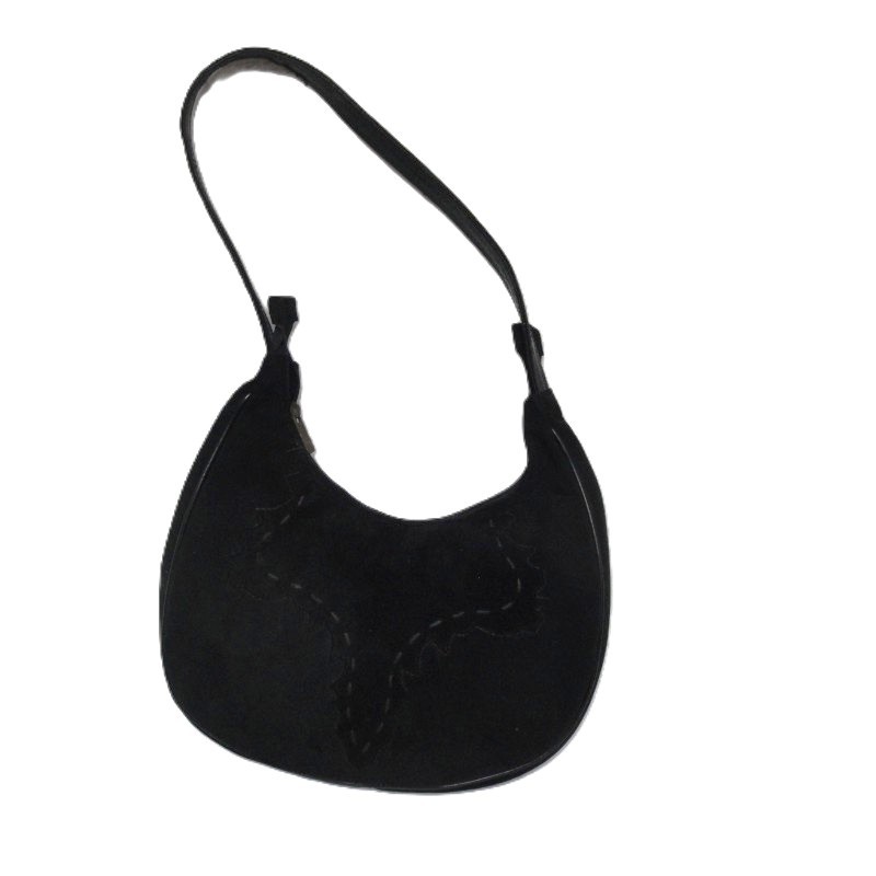 Bolso de bamara negro con adorno en el centro