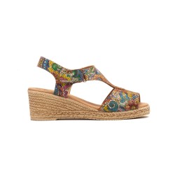 Multicoloured leather sandal with heel fastening, leather-lined gel insole, medium wedge heel, non-slip sole.