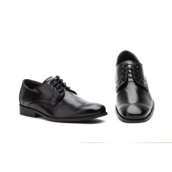 Black leather, dress shoe, rubber sole, laces up closure