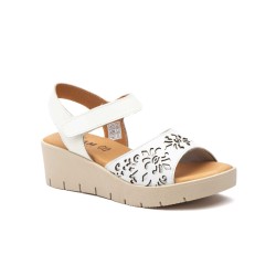 alia de piel, con cuña alta, planta mullida, cierre de gancho y bucle