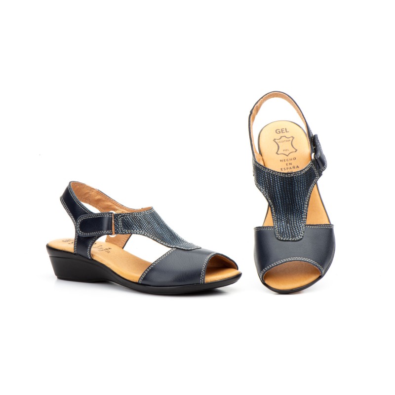 Leather sandal with heel fastening, leather-lined gel insole, medium wedge heel, non-slip sole.