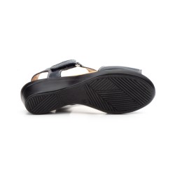 Leather sandal with heel fastening, leather-lined gel insole, medium wedge heel, non-slip sole.