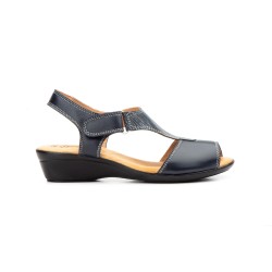 Leather sandal with heel fastening, leather-lined gel insole, medium wedge heel, non-slip sole.