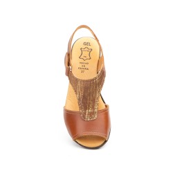 Leather sandal with heel fastening, leather-lined gel insole, medium wedge heel, non-slip sole.