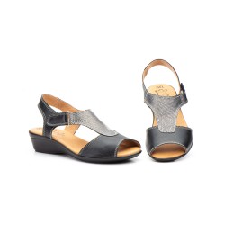 Leather sandal with heel fastening, leather-lined gel insole, medium wedge heel, non-slip sole.