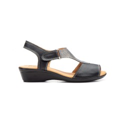 Leather sandal with heel fastening, leather-lined gel insole, medium wedge heel, non-slip sole.