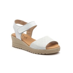 Sandalia de piel, con cuña alta, planta mullida, cierre de gancho y bucle