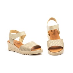 Sandalia de piel, con cuña alta, planta mullida, cierre de gancho y bucle