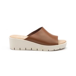 Zuecos de piel cuero y negro , planta mullida, cuña, antideslizante