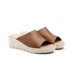 Zuecos de piel cuero y negro , planta mullida, cuña, antideslizante