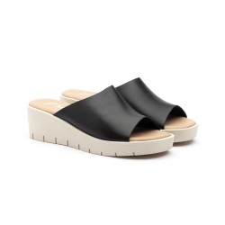 Zuecos de piel cuero y negro , planta mullida, cuña, antideslizante