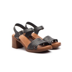 Sandalia de piel de tiras marrón y negro, con tacón 6 cm aprox, cierre de hebilla, plataforma