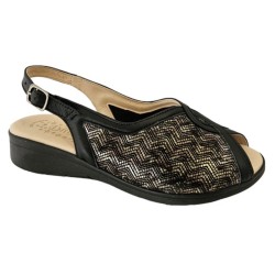 496 Sandalia de piel negra y platino/licra de ancho especial, cierre de hebilla, suela de goma