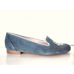 Zapato de piel azul plano con bordado hilo plata, interior de piel, suela antideslizante