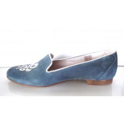 Zapato de piel azul plano con bordado hilo plata, interior de piel, suela antideslizante