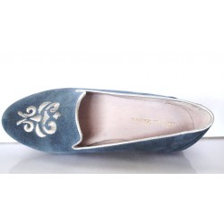 Zapato de piel azul plano con bordado hilo plata, interior de piel, suela antideslizante